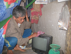 Tết Canh Dần năm nay, ông Nguyễn Khắc Kính đã có điện để xem ti vi